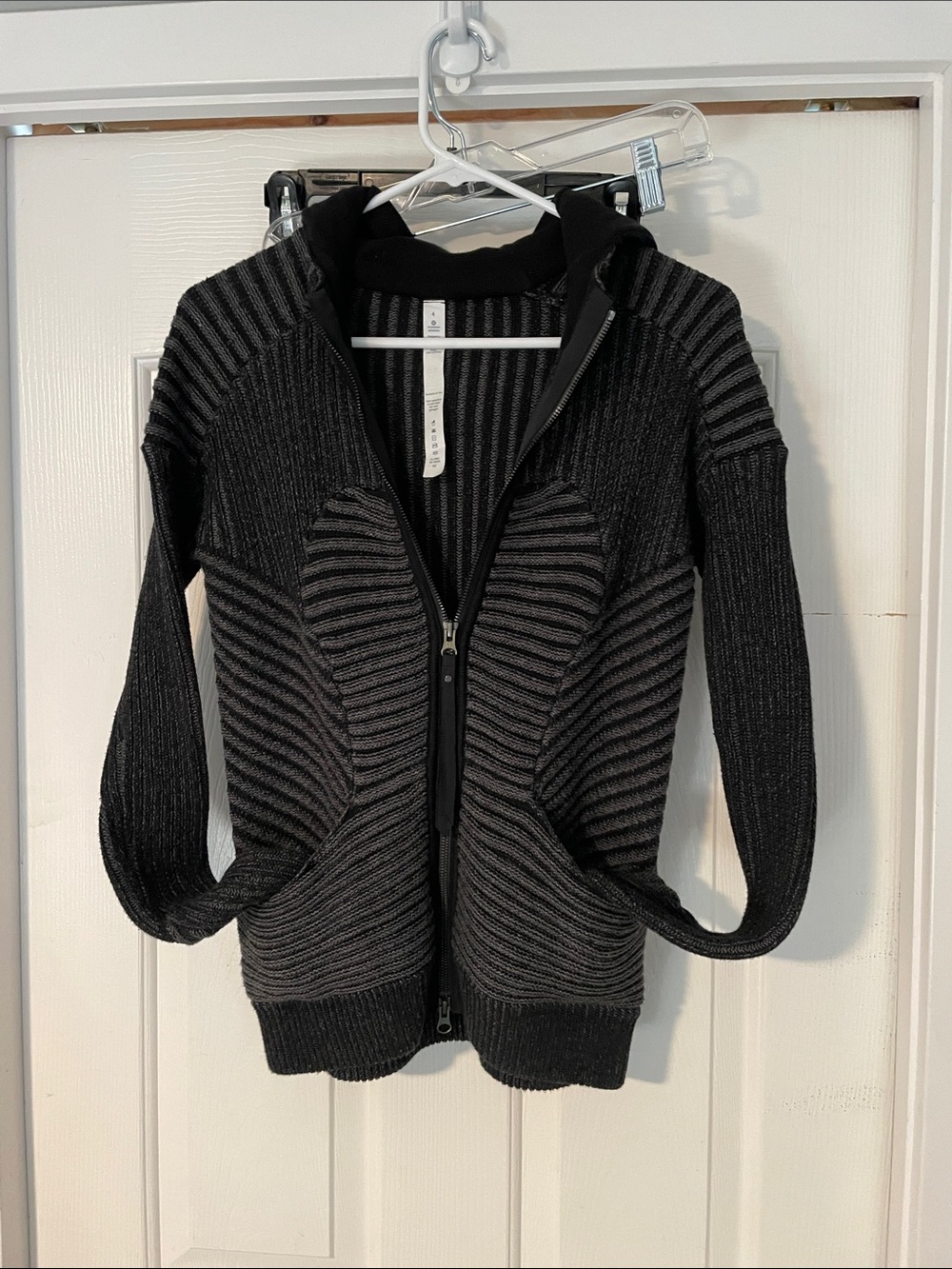 Lululemon Embrace Hoodie
*Knit
Black / Heathered Dark Grey